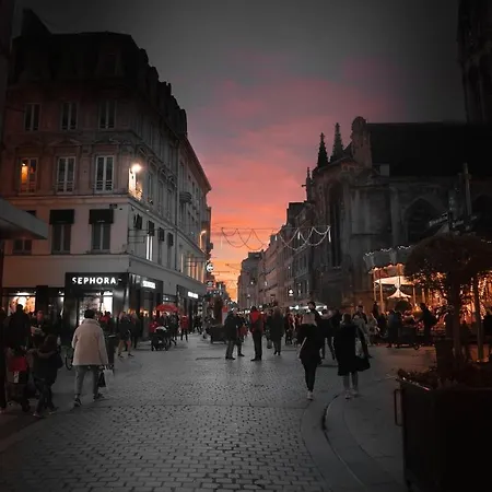 La Casa Moderna — Quiet, Modern *