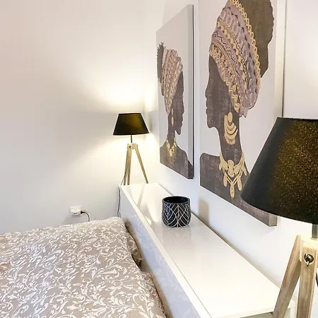 La Casa Moderna — Quiet, Modern