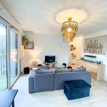 La Casa Moderna — Quiet, Modern