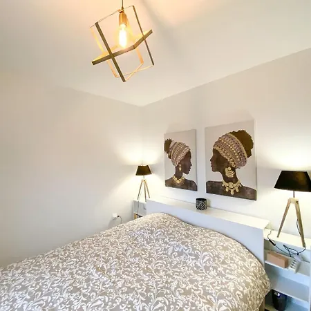 La Casa Moderna — Quiet, Modern