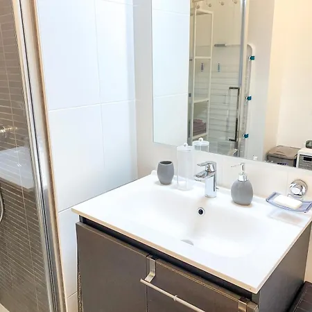 La Casa Moderna — Quiet, Modern * קאין