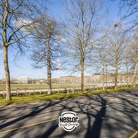 La Casa Moderna — Quiet, Modern