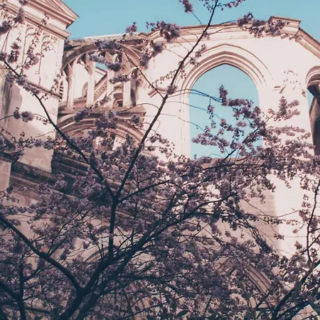 La Casa Moderna — Quiet, Modern *