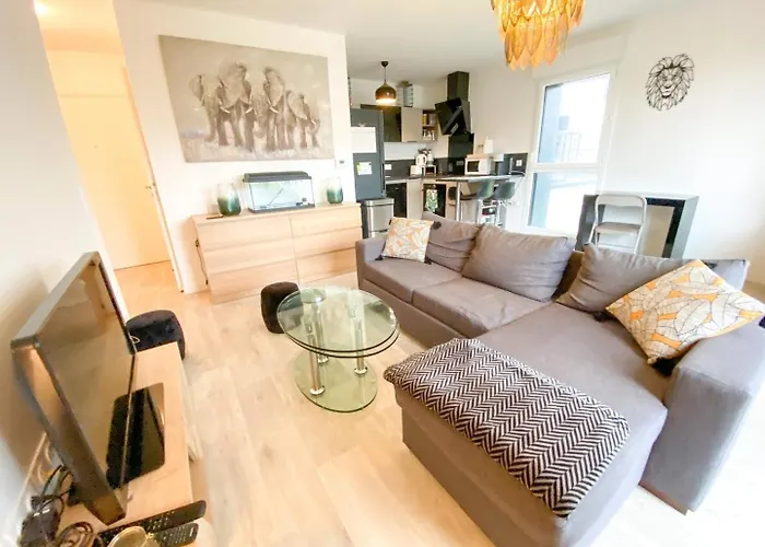 La Casa Moderna — Quiet, Modern *